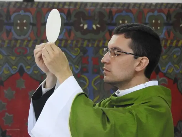 Padre Alex Nogueira celebrando missa